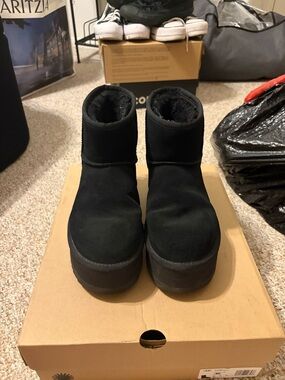 UGG Mini Platform Boot - Black